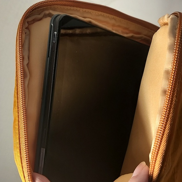 Baggallini - Gold colored crossbody bag/ tablet holder - Picture 7 of 8